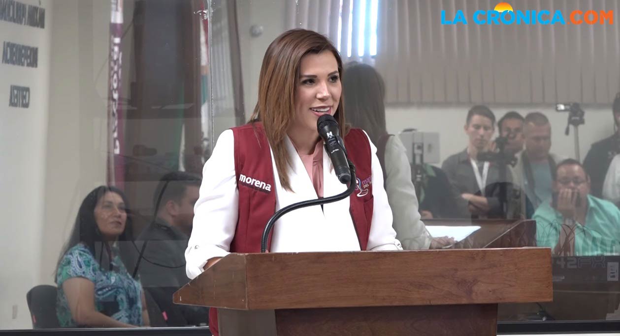 Marina del Pilar dando su discurso como candidata a la presidencia municipal de Mexicali.