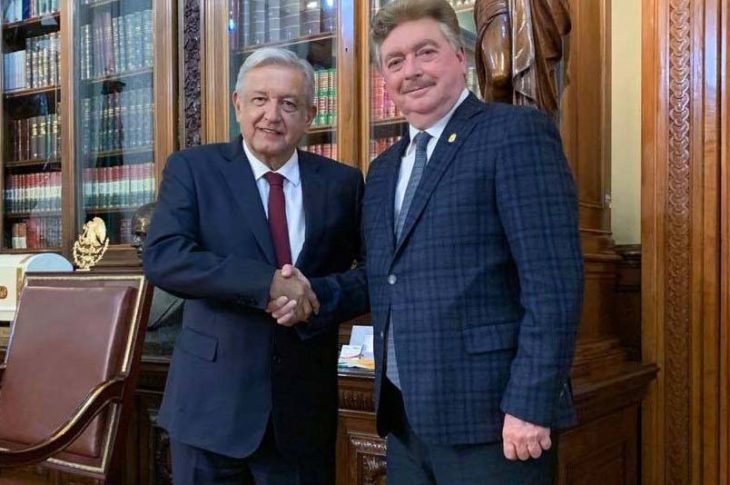 AMLO y Kiko Vega en palacio nacional.