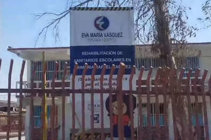 Propaganda electoral de Eva María Vázquez del PAN en una escuela primaria que será casilla básica.