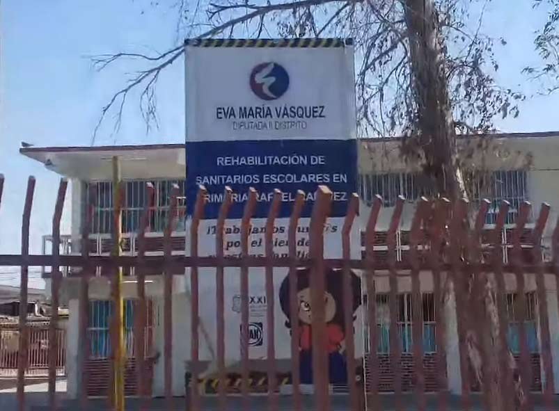 Propaganda electoral de Eva María Vázquez del PAN en una escuela primaria que será casilla básica.