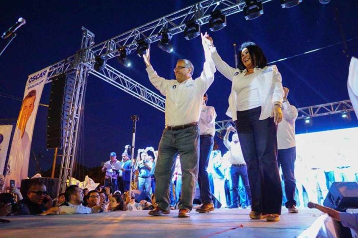 Gustavo Sánchez con su señora esposa durante el cierre de campaña.