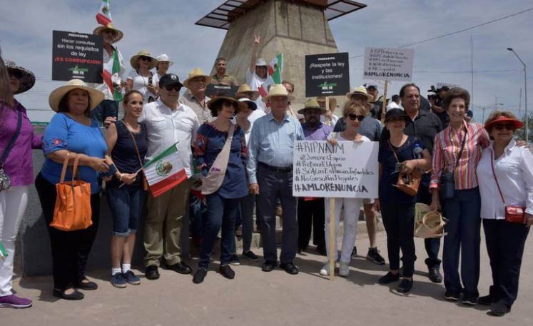 Manifestación contra AMLO en Mexicali.