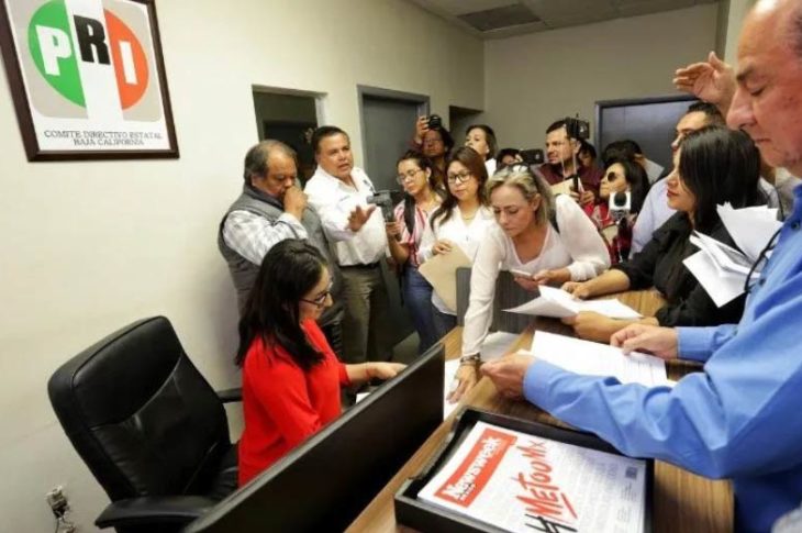 Priistas en las oficinas del partido para renunciar.