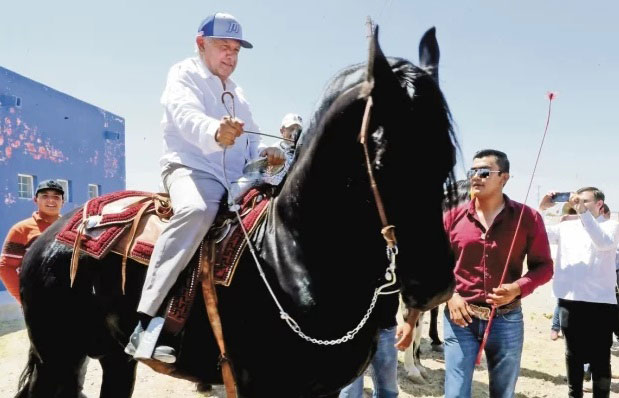 AMLO montando caballo en Chihuahua.