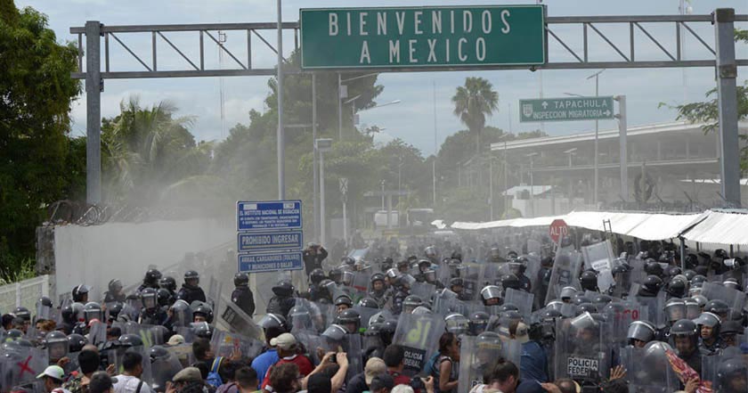 Caravana migrante desafiando a los agentes federales mexicanos.