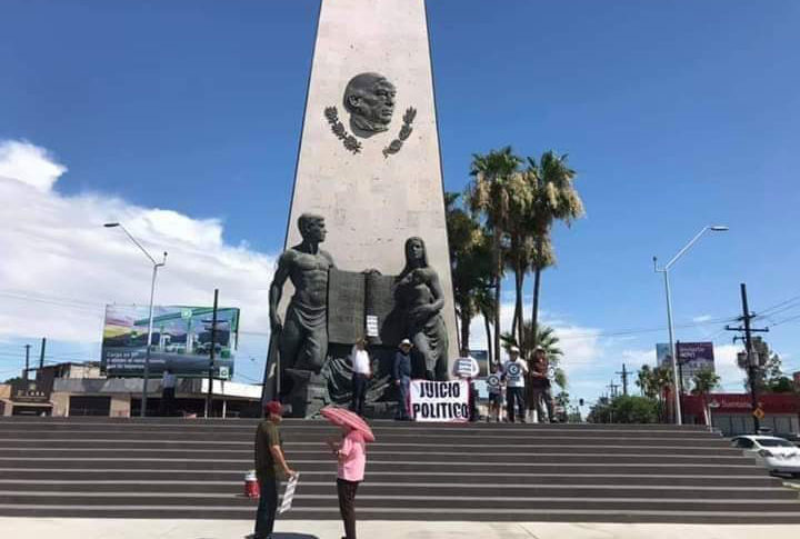 Manifestantes contra AMLO en el monumento a Benito Juárez en Mexicali.