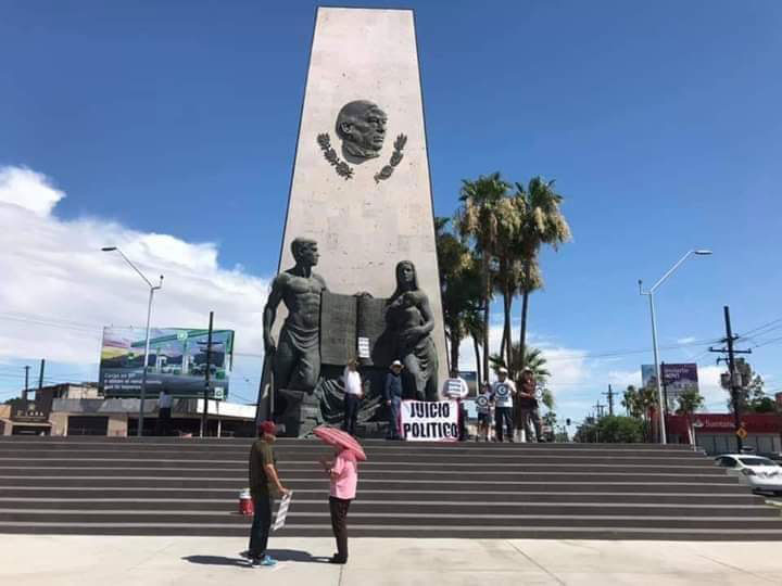 Manifestantes contra AMLO en el monumento a Benito Juárez en Mexicali.