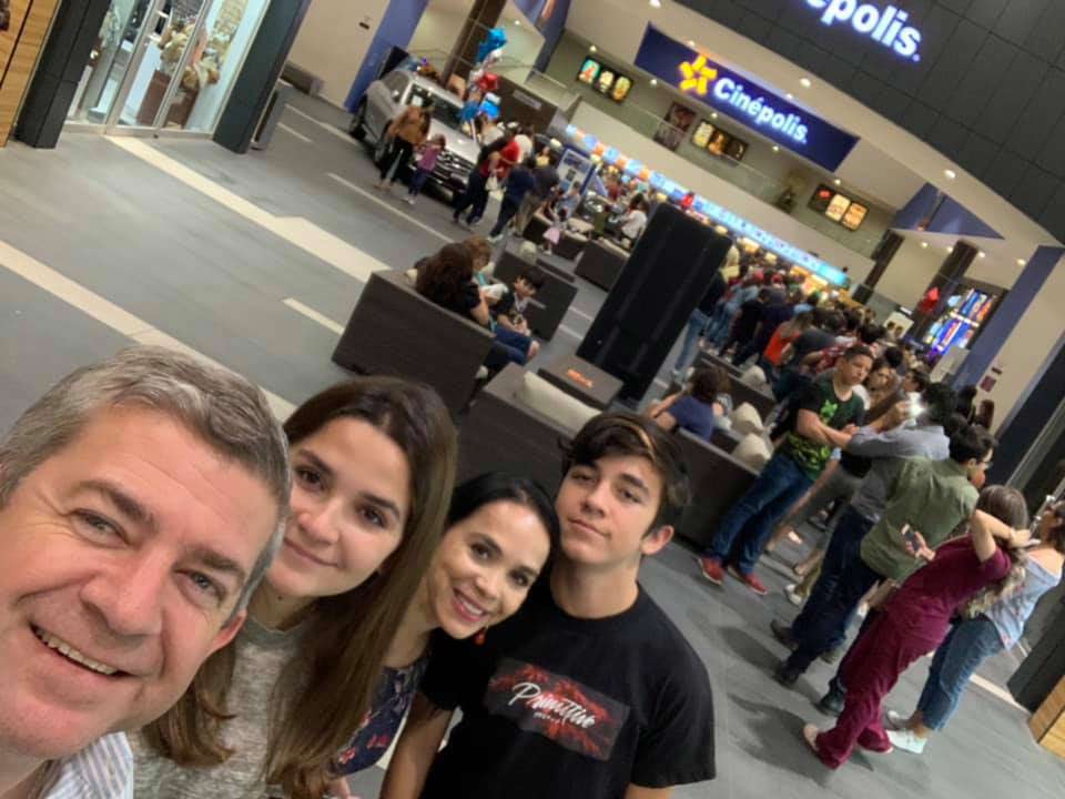 Oscar Vega y familia en el cine.