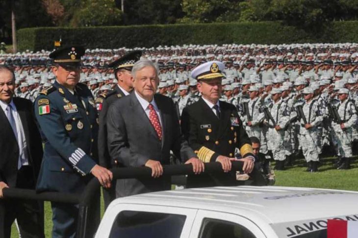 AMLO apreciando a la guardia nacional que ha creado junto con los militares de México.