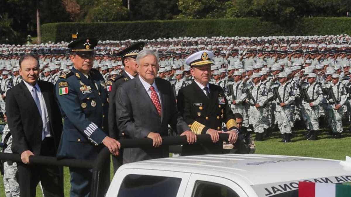 AMLO apreciando a la guardia nacional que ha creado junto con los militares de México.