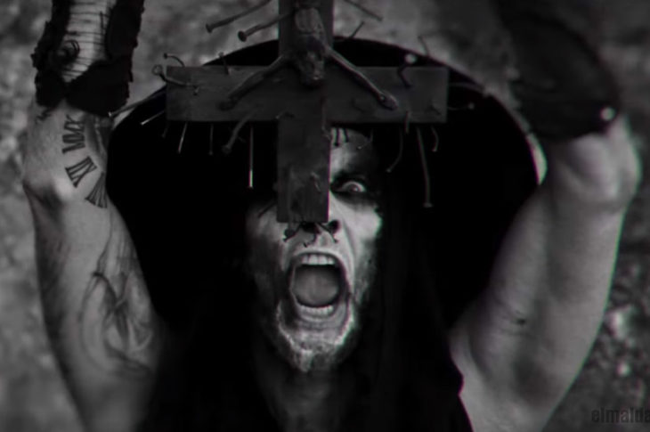 Imagen con la que inicia a cantar Nergal de Behemoth en el vídeo Sabbath Mater.