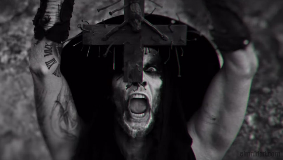 Imagen con la que inicia a cantar Nergal de Behemoth en el vídeo Sabbath Mater.