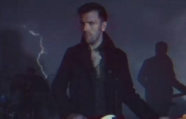 Captura de pantalla del nuevo vídeo musical de Calabrese.