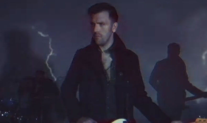 Captura de pantalla del nuevo vídeo musical de Calabrese.