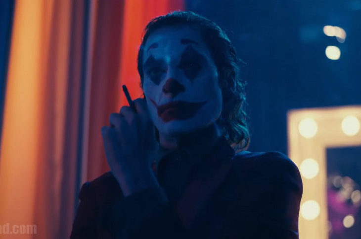 Joaquin Phoenix encarnando al Joker, el príncipe payaso del crimen.