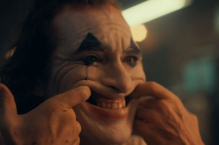 Joaquin Phoenix encarnando al Joker.