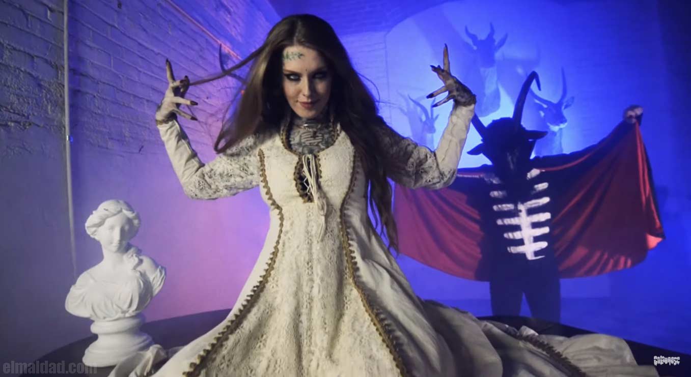 Captura de pantalla del nuevo vídeo musical de Calabrese llamado Invisible Witches.