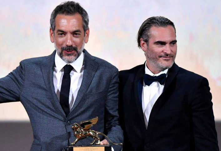 Todd Phillips y Joaquin Phoenix recibiendo el león de oro por Joker.