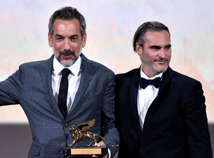 Todd Phillips y Joaquin Phoenix recibiendo el león de oro por Joker.