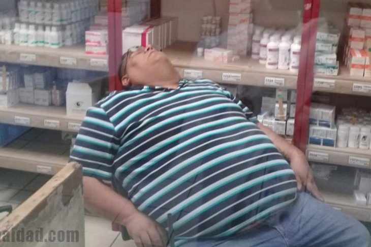 Hombre dormido en horario de trabajo.
