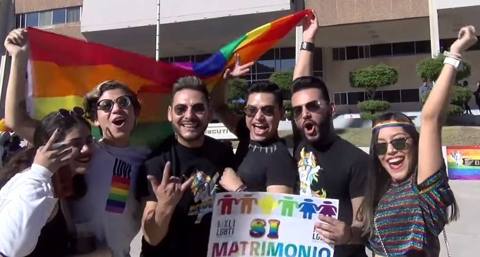 Asistentes a la marcha del orgullo gay en Mexicali.