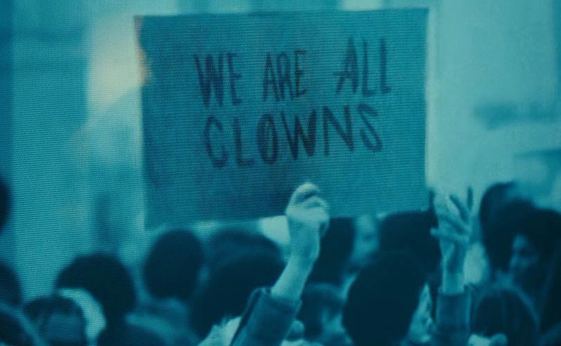 "Todos somos payasos", consigna en la cinta de Joker (2019).