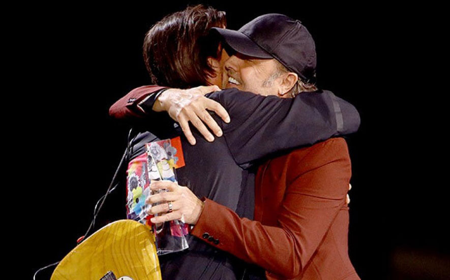 Juanes y Lars Ulrich, un abrazo emotivo en los Latin Grammys
