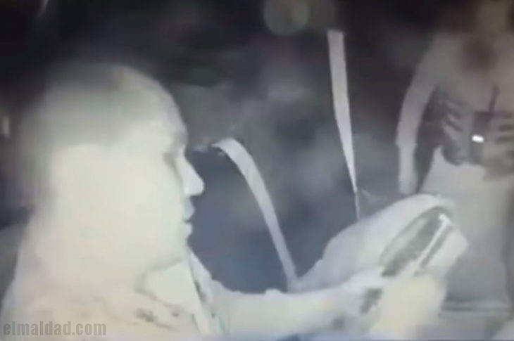 Captura de pantalla del vídeo donde policías de Mexicali golpean a civil y le roban.