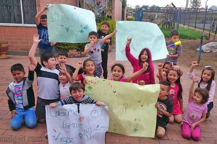 Niños en Colombia protestan para que abran las puertas del parque de su barrio.