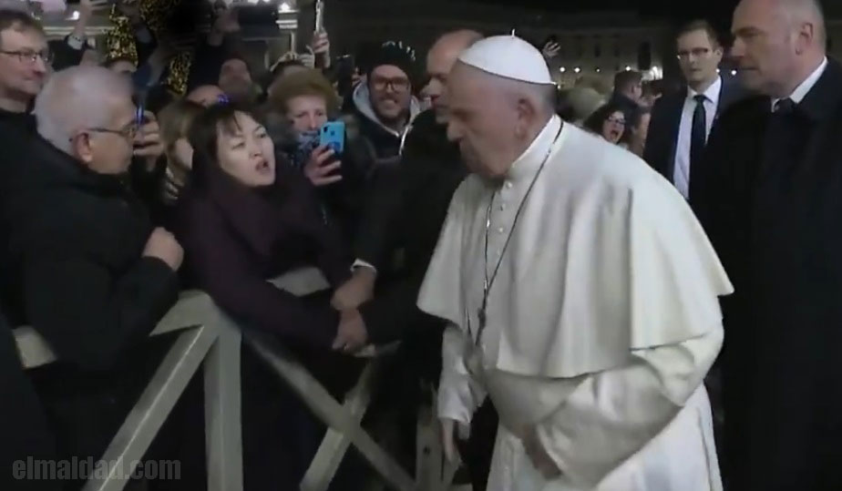 El Papa Francisco después de ser jalado y manotear a la peregrina.