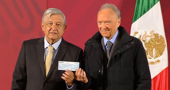 AMLO y Gertz presentando un cheque de 2 mil millones para "ayudar" a los pobres.