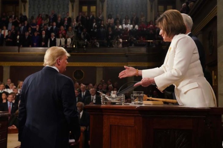 Trump deja con la mano extendida a Pelosi.