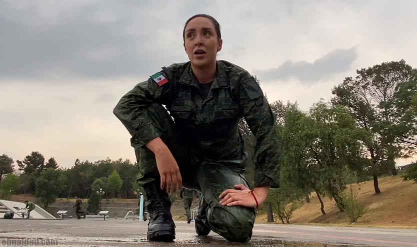 La soldado Alexa Bueno en el vídeo "un día de adiestramiento en el Heroico Colegio Militar".