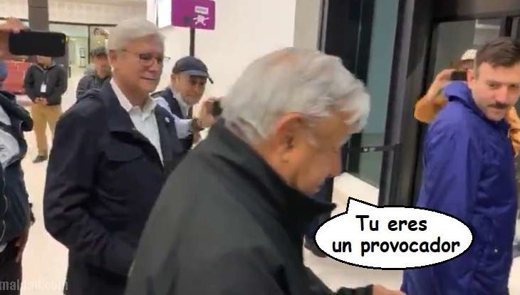 AMLO llamando "provocador" por criticarlo de saltarse el protocolo contra el coronavirus en el aeropuerto.