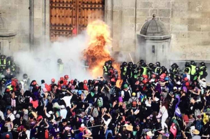 Lanzan bombas molotov en la marcha de la CDMX.