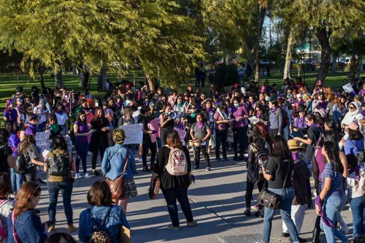 Grupos de mujeres antes de la marcha. Foto: La Voz De La Frontera.