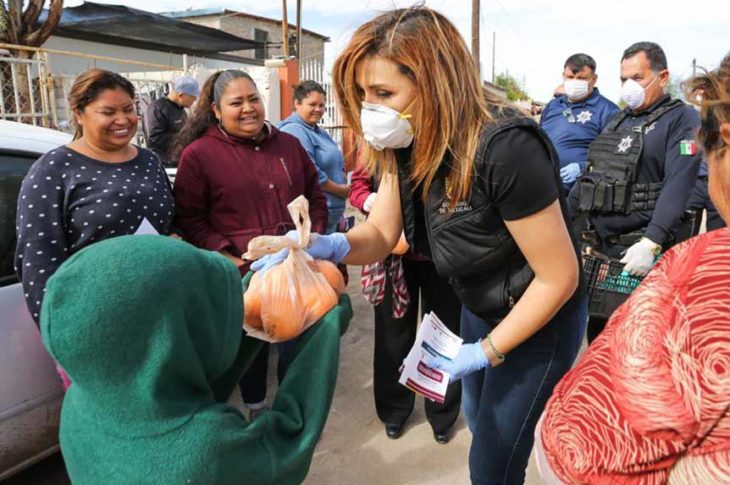 Marina del Pilar repartiendo naranjas y cloro el pasado 25 de marzo.