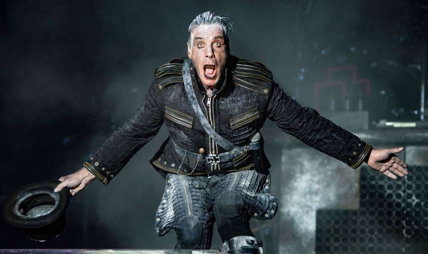 Till Lindemann en concierto con Rammstein.