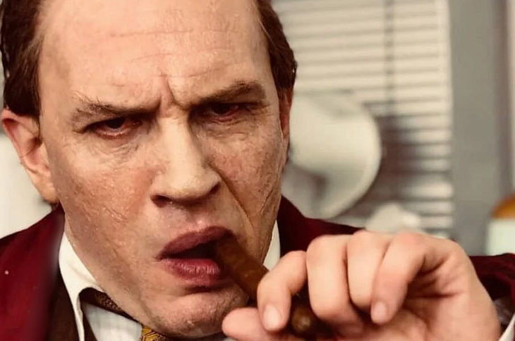 Tom Hardy interpretando a Al Capone.