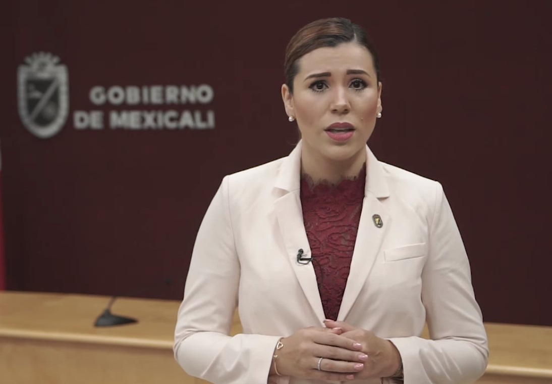 Marina del Pilar informando a la población sobre las nuevas medidas contra el covid-19 en Mexicali.