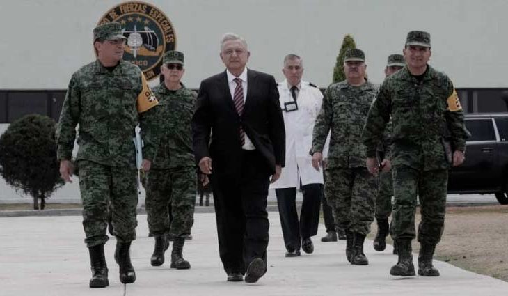 AMLO junto con altos mandos militares.