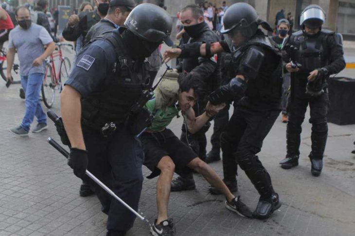 Policías deteniendo a un manifestante en Jalisco.