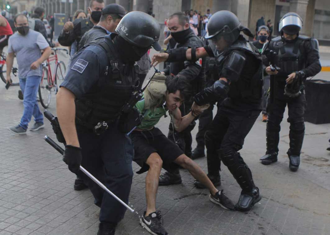 Policías deteniendo a un manifestante en Jalisco.