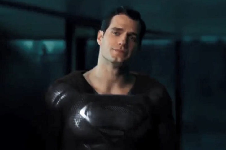 Superman con traje negro.