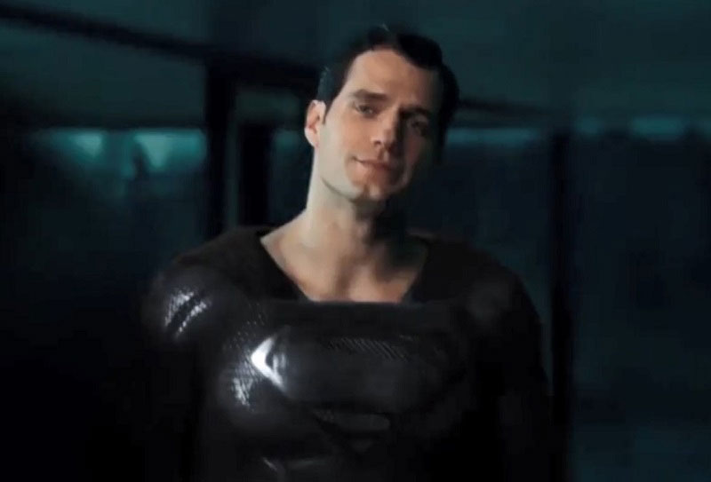 Superman con traje negro.