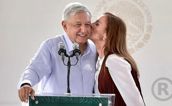 AMLO y su esposa.