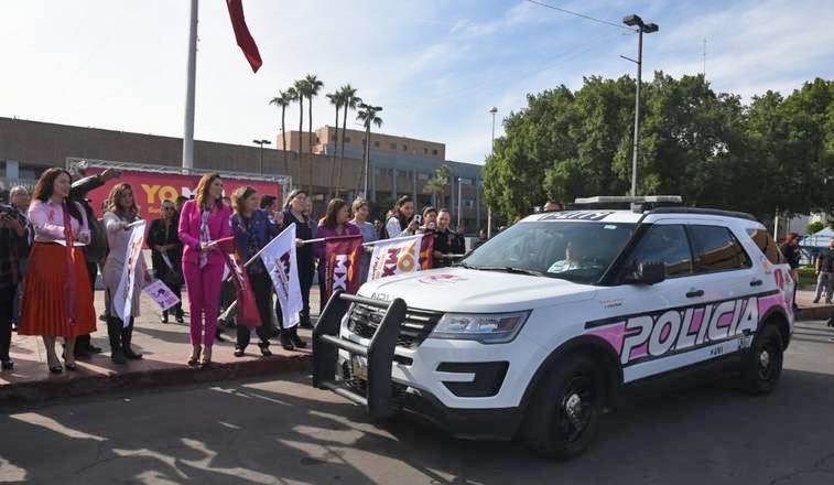 Alcaldesa presumiendo la nueva patrulla rosa. Foto: Jorge Galindo.
