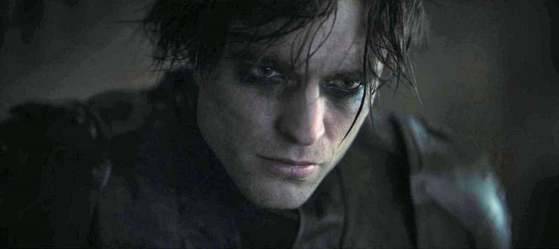 Pattinson parece encarnar a un Bruce Wayne más emo que goth.