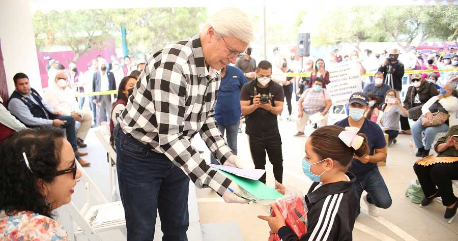 Jaime Bonilla entregando "apoyos" a niña.