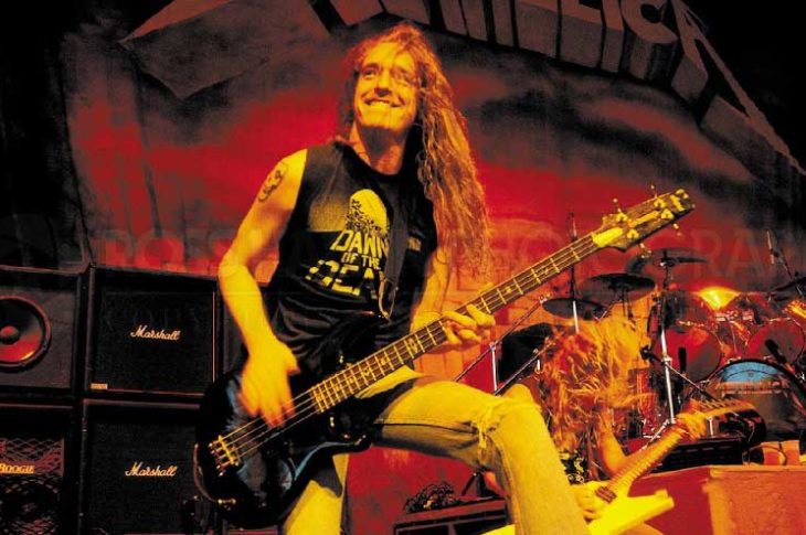 Cliff Burton en el escenario con Metallica.